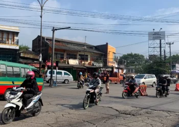Kondisi Jalan Anggadireja Bandung Tidak Rata, Pengendara Keluhkan Keselamatan dan Kenyamanan