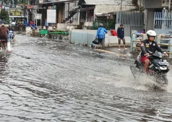 Bandung Sehabis Diguyur Hujan: Banjir, Macet, hingga Aspal Mengelupas