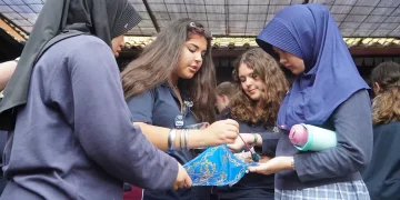 Siswa Bellarine Secondary College Australia Antusias Belajar Membatik di DHIS Lembang Sebanyak 28