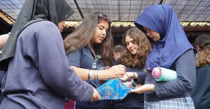 Siswa Bellarine Secondary College Australia Antusias Belajar Membatik di DHIS Lembang Sebanyak 28