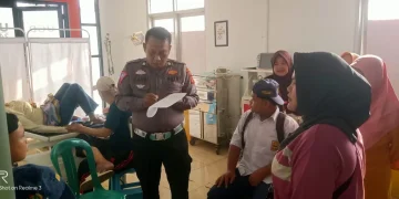 Ditabrak Truk Fuso dari Belakang, Angkot di Cipatat Ringsek: 11 Penumpang Termasuk Pelajar Terluka