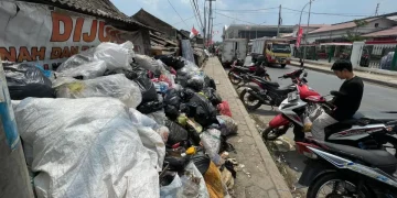 Sampah Pasar Menyerbu Waduk Saguling, Warga Cililin Resah: Air Keruh, Bau Menyengat