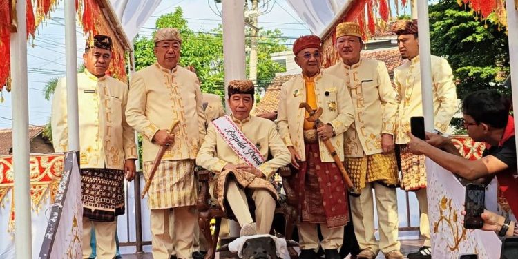 Polemik Prosesi Adat Injak Kepala Kerbau Joko Widodo di Lampung