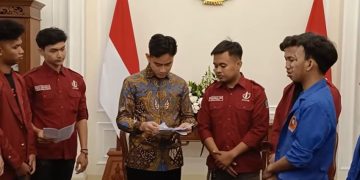 Gibran Terima Perwakilan Mahasiswa Saat Demo di Monas