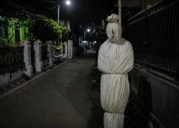 Geger Teror Pocong Ketuk Pintu di Bandung Barat