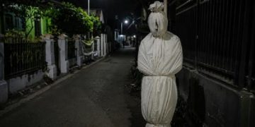 Geger Teror Pocong Ketuk Pintu di Bandung Barat