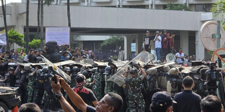 Eksekusi Pengosongan Lahan Hotel Sultan Berujung Kericuhan