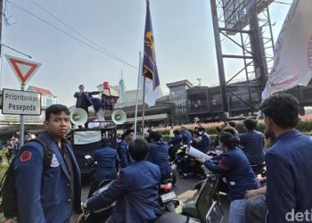 Ribuan Mahasiswa Trisakti dan Esa Unggul Gelar Aksi Long March Menuju Gedung DPR RI