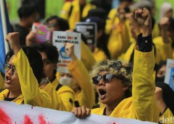Aksi BEM UI Dicegat Polisi di Depan Gedung DPR, Lokasi Demo Dialihkan