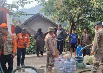 Kemarau Makin Parah, BPBD Bandung Salurkan 15 Ribu Liter Air Bersih untuk Warga