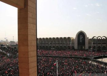 Lautan Pelayat Padati Prosesi Pemakaman Enam Hari Ayatollah Ali Khamenei, Jenazah Tiba di Qom