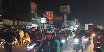 Diduga Dipicu Penarikan Motor, Massa Kepung Kantor Debt Collector di Kopo Sayati