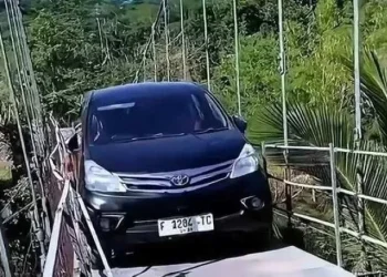 Warga Cianjur Nekat Lewatkan Mobil di Jembatan Gantung, Jalan Rusak Jadi Alasan Utama
