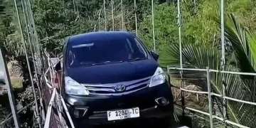 Warga Cianjur Nekat Lewatkan Mobil di Jembatan Gantung, Jalan Rusak Jadi Alasan Utama