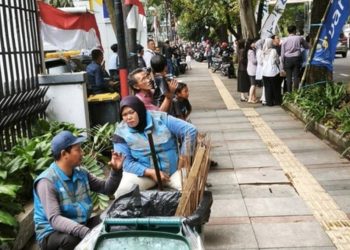 3.000 Warga Jabar Jadi Penyapu Jalan, Dapat Honor Rp3,3 Juta per Bulan
