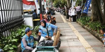3.000 Warga Jabar Jadi Penyapu Jalan, Dapat Honor Rp3,3 Juta per Bulan