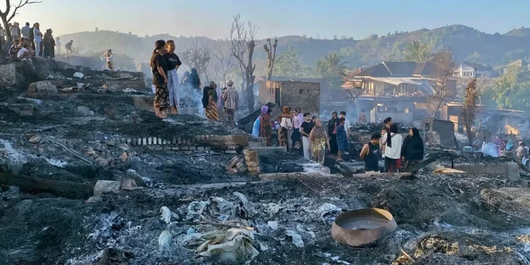 Desa Adat Sade Terbakar, Menpar Janji Bangun Kembali 129 Rumah Adat Sasak