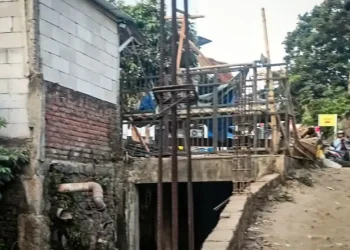 Satpol PP KBB Sisir Bangunan di Atas Saluran Air, Ancaman Penertiban Mulai Mengemuka