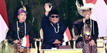 Prabowo Diapit Jokowi-Gibran di Upacara HUT RI, Momen Akrab Jadi Sorotan