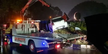 Mobil Tersangkut di Taman Kampus UPI Bandung, Diduga Pengemudi Baru Belajar