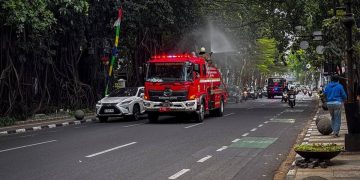 Abu Krakatau Menyebar, Jalanan Kota Bandung Disemprot Damkar