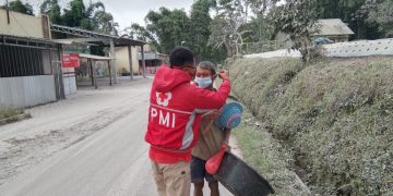PMI Sukabumi Bagikan Masker, Warga Diimbau Waspada Abu Vulkanik Krakatau