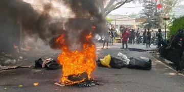 PKL Ciumbuleuit Blokade Jalan dan Bakar Ban, Tolak Pembongkaran Lapak: Minta Adil!