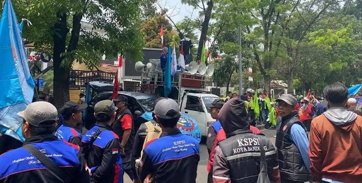 Demo di DPRD Kota Bandung, Buruh Desak RUU Ketenagakerjaan Pro Pekerja