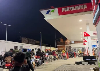 BBM Langka di Bali Bikin Warga Antre Berjam-jam, Prabowo Panggil Bahlil ke Istana