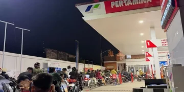 BBM Langka di Bali Bikin Warga Antre Berjam-jam, Prabowo Panggil Bahlil ke Istana