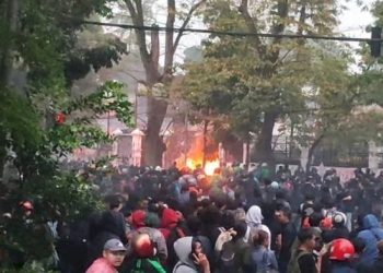 Demo Bandung Memanas, Massa Bakar Barier dan Kepung Jalan Braga