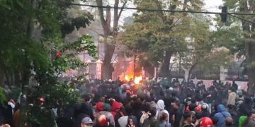 Demo Bandung Memanas, Massa Bakar Barier dan Kepung Jalan Braga