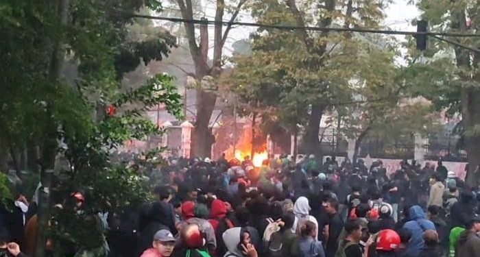 Demo Bandung Memanas, Massa Bakar Barier dan Kepung Jalan Braga