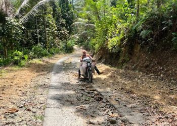 Bertahun-tahun Jalan Rusak Tak Diperbaiki, Warga Pangandaran Patungan Rp 100 Ribu demi Perbaikan