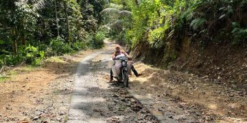 Bertahun-tahun Jalan Rusak Tak Diperbaiki, Warga Pangandaran Patungan Rp 100 Ribu demi Perbaikan