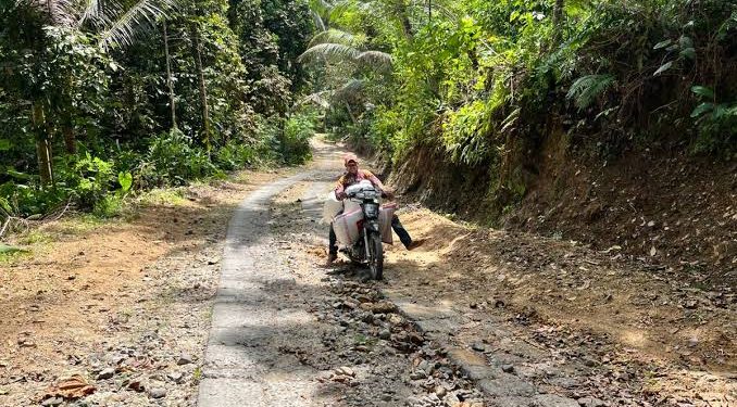 Bertahun-tahun Jalan Rusak Tak Diperbaiki, Warga Pangandaran Patungan Rp 100 Ribu demi Perbaikan