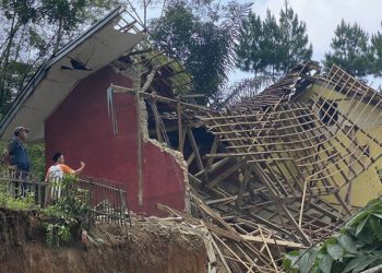 Longsor Terjang Dua Rumah di Padalarang KBB, Dinding Jebol dan Warga Mengungsi