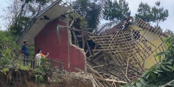 Longsor Terjang Dua Rumah di Padalarang KBB, Dinding Jebol dan Warga Mengungsi