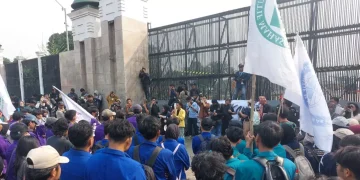 Mahasiswa Kepung DPR RI, Tuntut Pendidikan Gratis hingga Perguruan Tinggi
